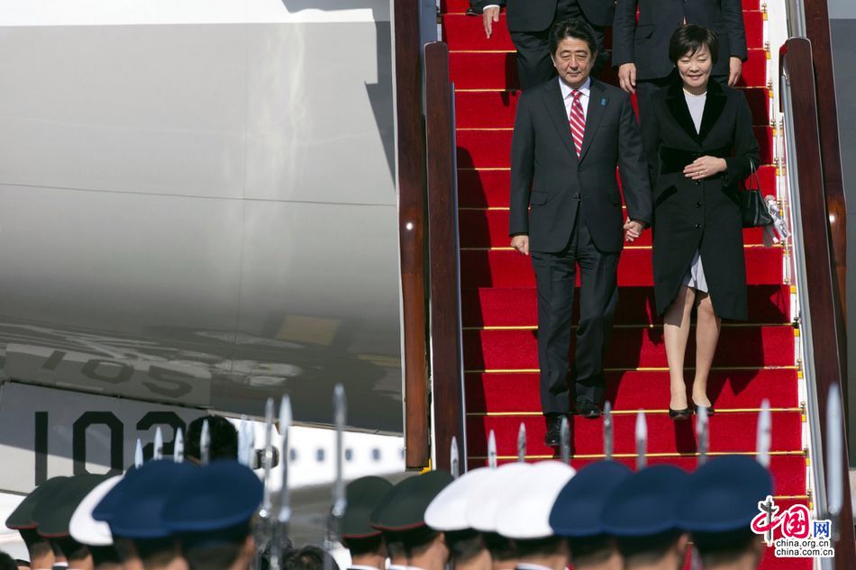 Japanese Prime Minister Abe Shinzo and his wife arrived in Beijing